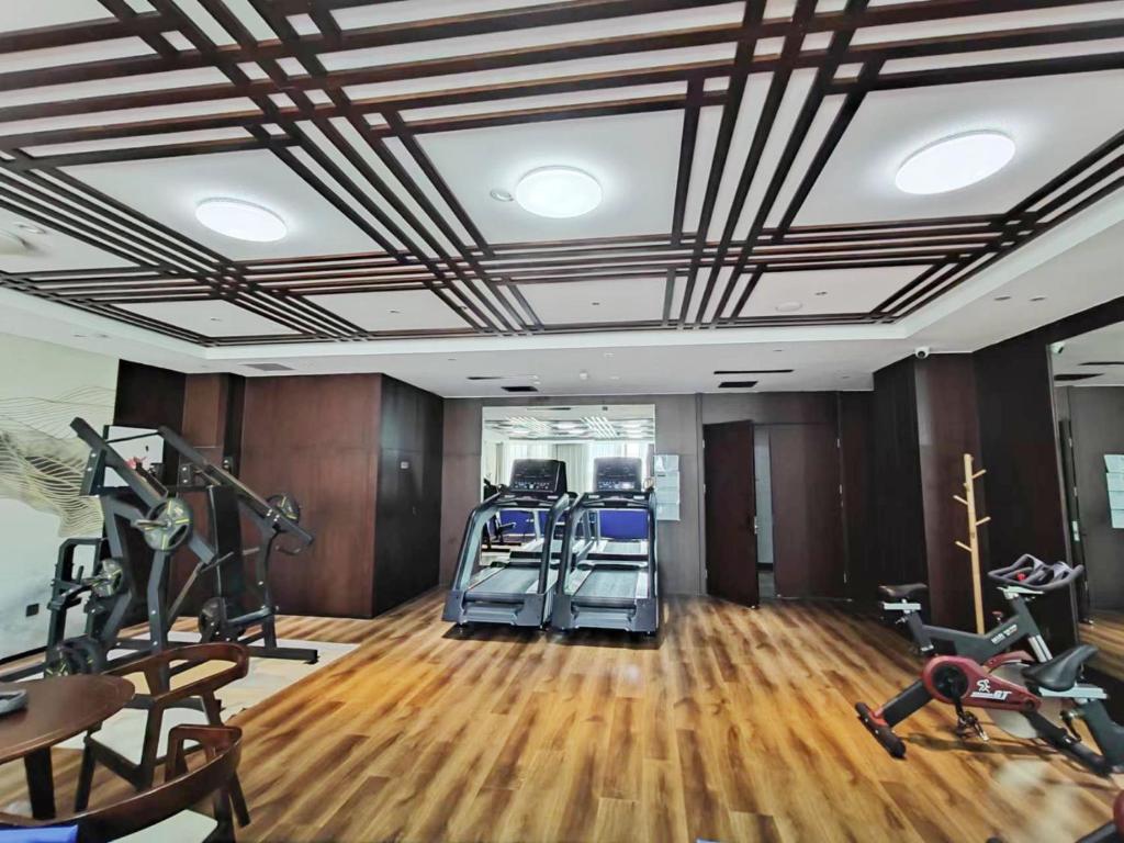 Fitness centrum a/nebo fitness zařízení v ubytování 丽呈東谷酒店保定客运中心店