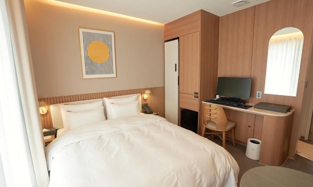 Brown Dot Hotel Gunsan Terminal Branch - King Room Mit Balkon