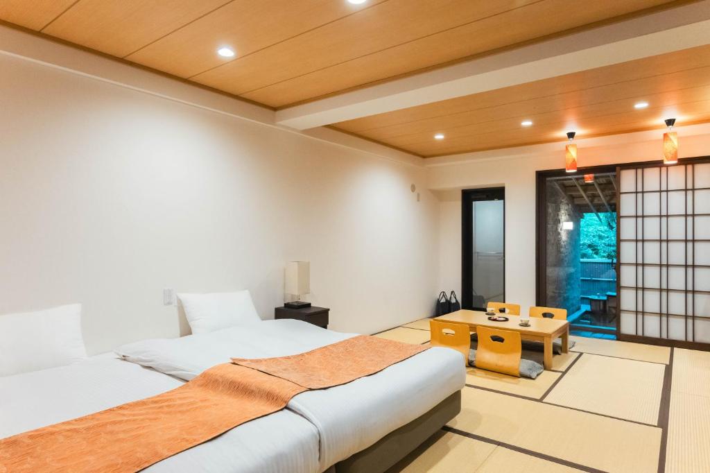 Postel nebo postele na pokoji v ubytování 伊豆高原温泉ホテル 森の泉