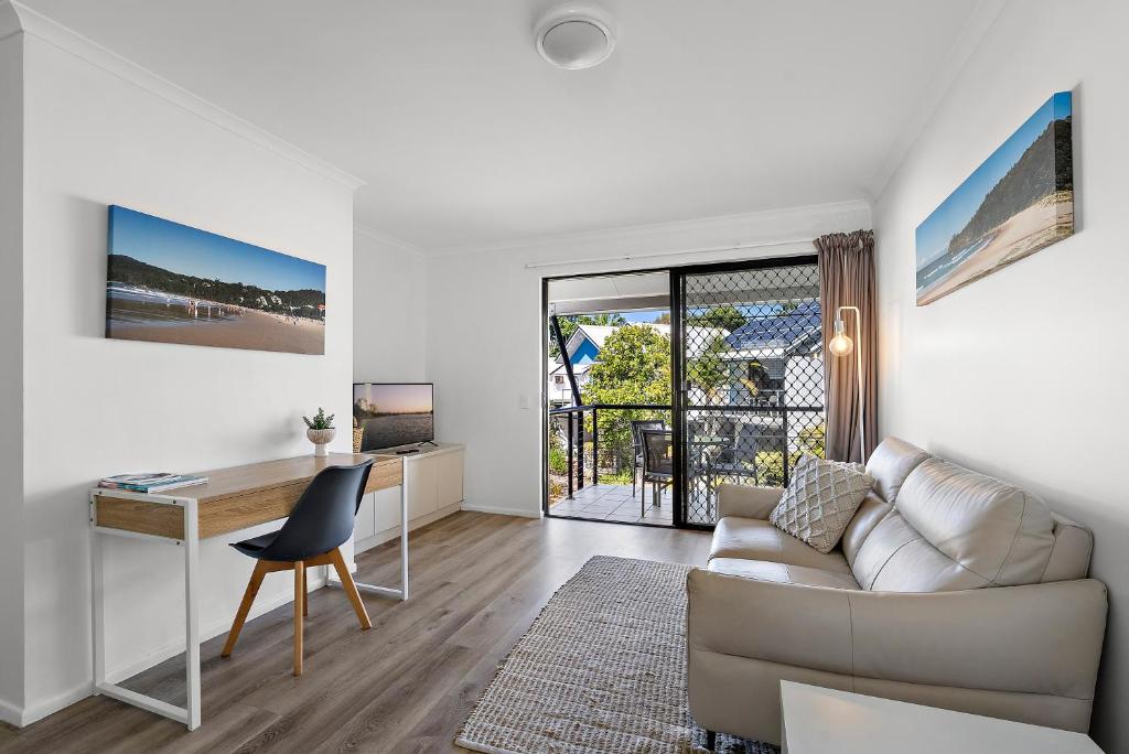 Televisyen dan/atau pusat hiburan di 1 Bedroom Unit in 4 Star Tropical Resort in Noosaville