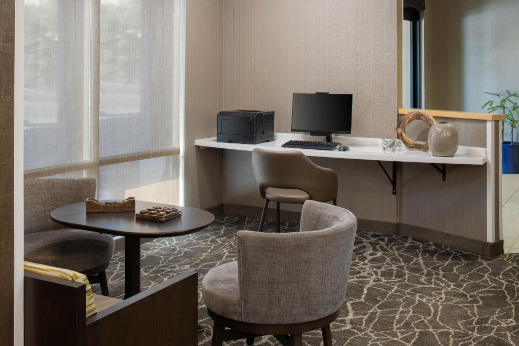TV a/nebo společenská místnost v ubytování SpringHill Suites by Marriott Medford