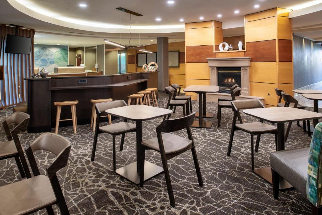 Kuchyň nebo kuchyňský kout v ubytování SpringHill Suites by Marriott Medford