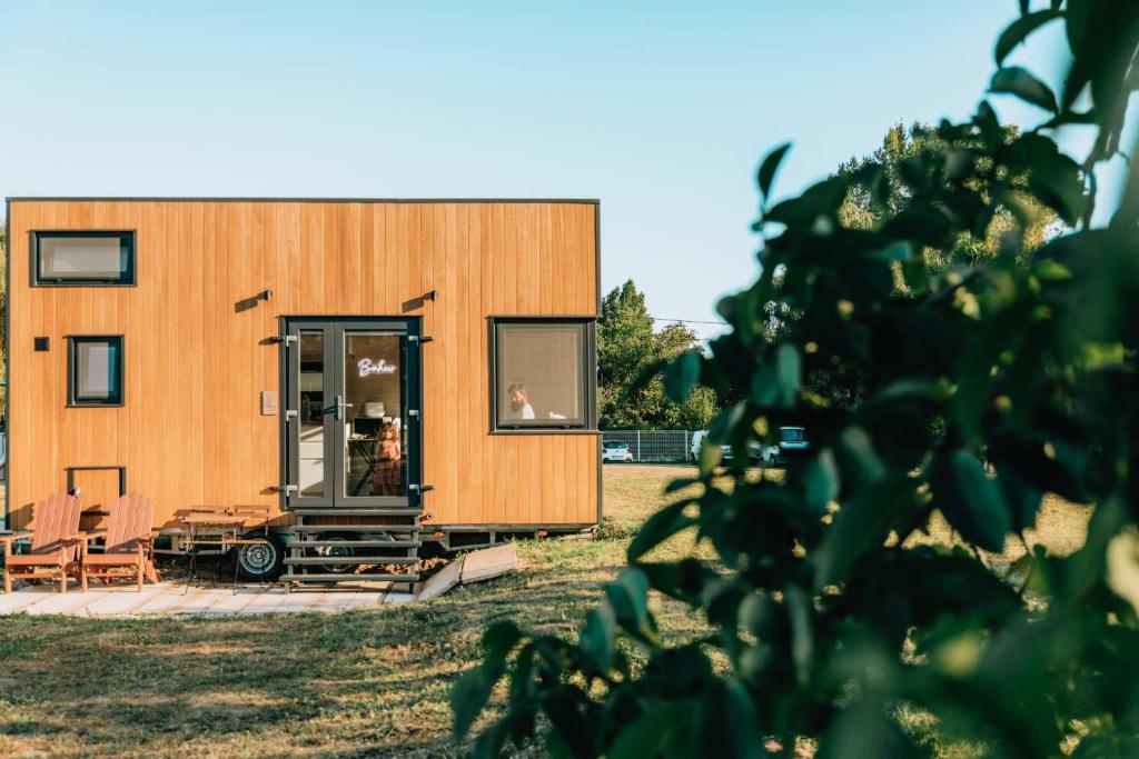 une maison avec une personne assise à la fenêtre dans l'établissement Loire River Tranquility by Tiny Away, à Saint-Pryvé-Saint-Mesmin