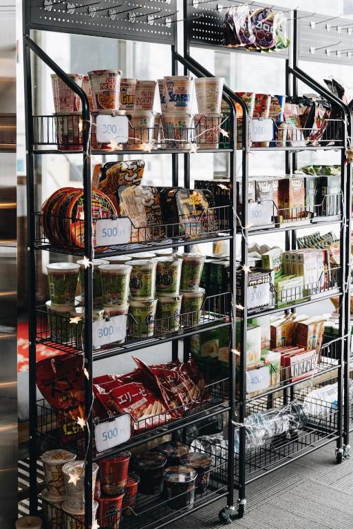 Supermarket nebo jiné obchody v  hotelu nebo okolí