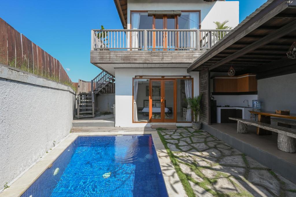 una piscina en el patio de una casa en Hoki Villa by Urbanview Villa, en Kerobokan