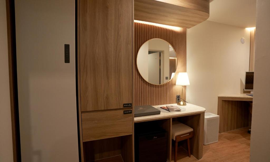 Brown Dot Hotel Gunsan Terminal Branch - Superior King Room
