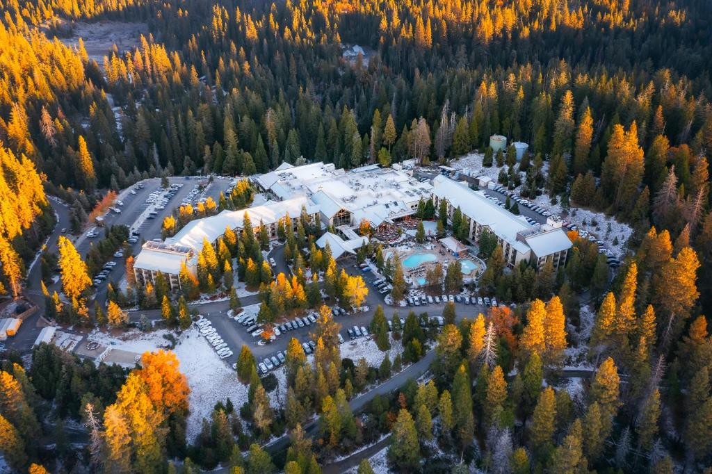 una vista aerea di un resort in una foresta di Tenaya at Yosemite a Fish Camp