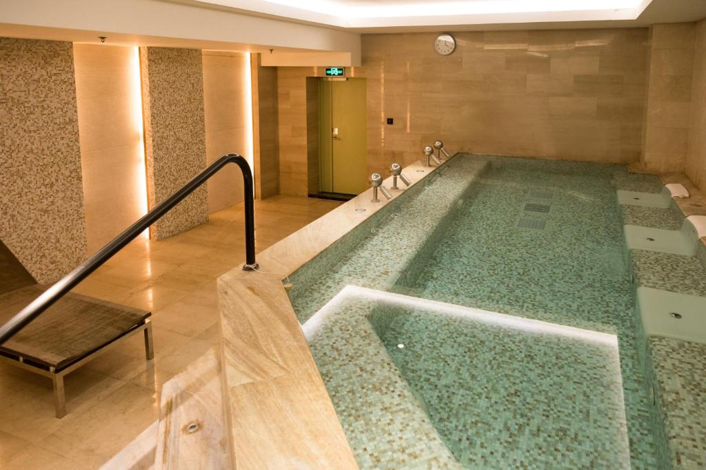 Bazén v ubytování Zhuhai Marriott Hotel nebo v jeho okolí