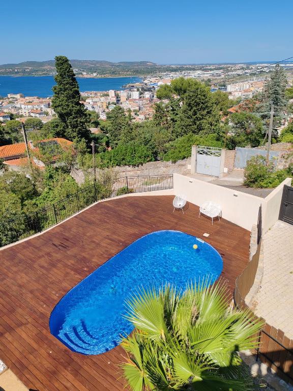 une grande piscine bleue sur une terrasse en bois dans l'établissement L'Occitane bleu, à Sète