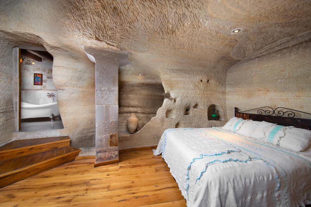 Postel nebo postele na pokoji v ubytování Terra Cave Hotel