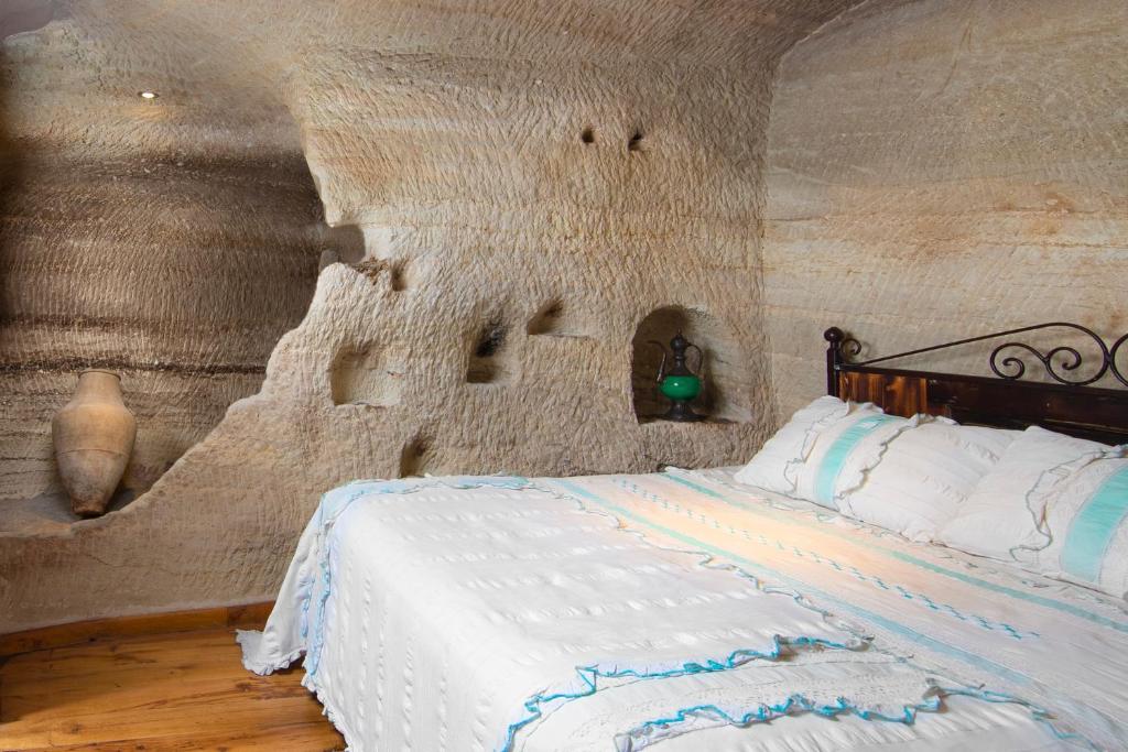 Postel nebo postele na pokoji v ubytování Terra Cave Hotel