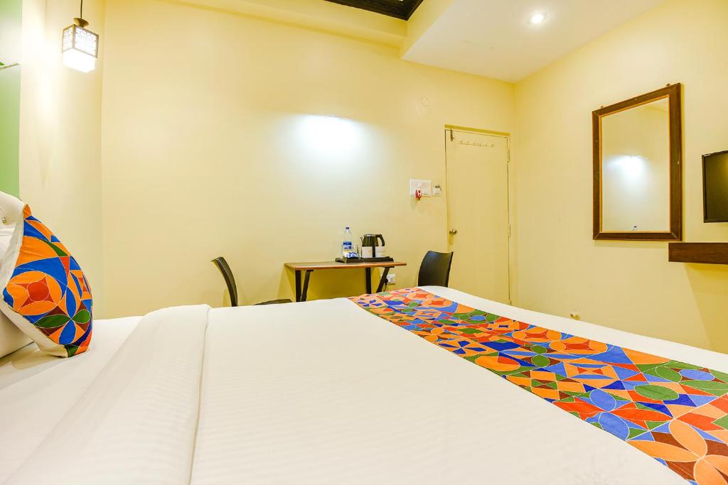 Postel nebo postele na pokoji v ubytování FabHotel Prime Swarnam, Old Goa