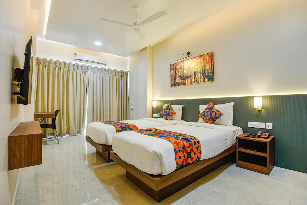 Postel nebo postele na pokoji v ubytování FabHotel Prime Swarnam, Old Goa