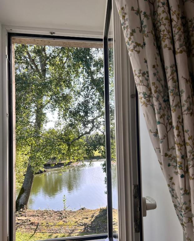 Výhled na řeku, která protéká v blízkosti bed and breakfast