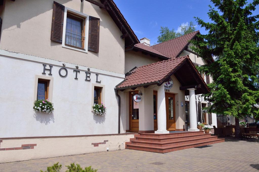 a building with a hotel sign on the side of it at Gościniec Sucholeski in Suchy Las