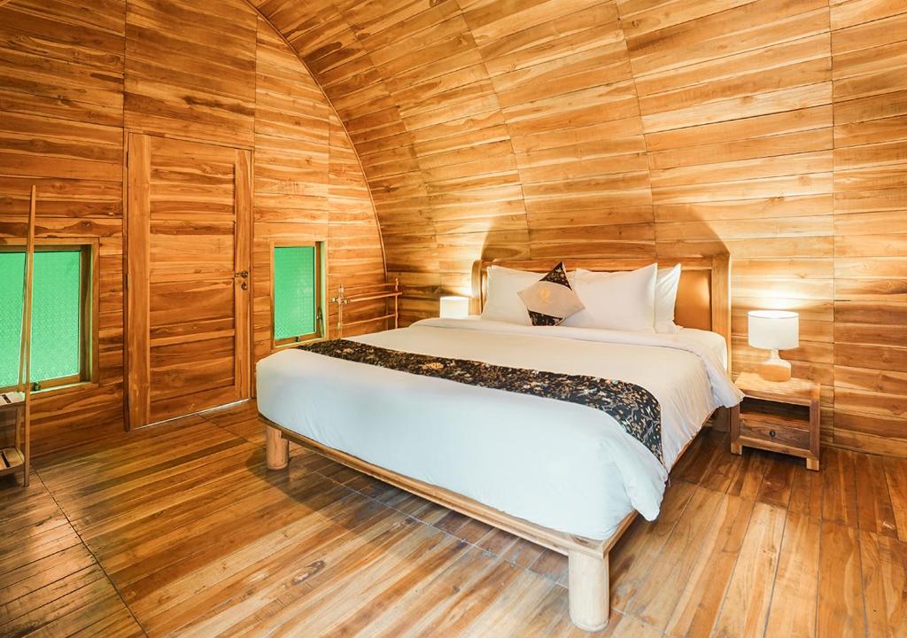Postel nebo postele na pokoji v ubytování Shanaya Resort Malang