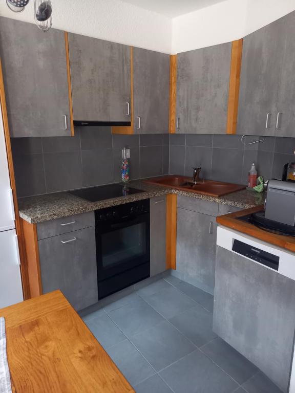 Kuchyň nebo kuchyňský kout v ubytování Au pied de la Tour