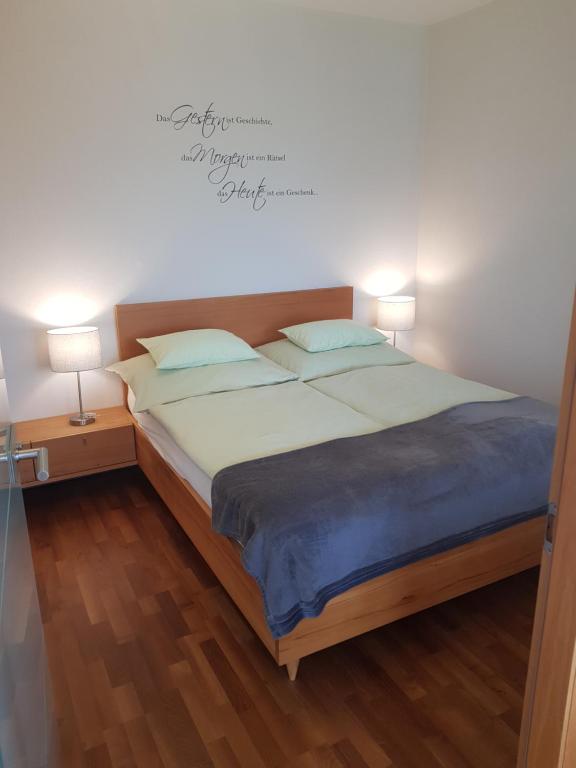 Postel nebo postele na pokoji v ubytování Zegg-Lounge