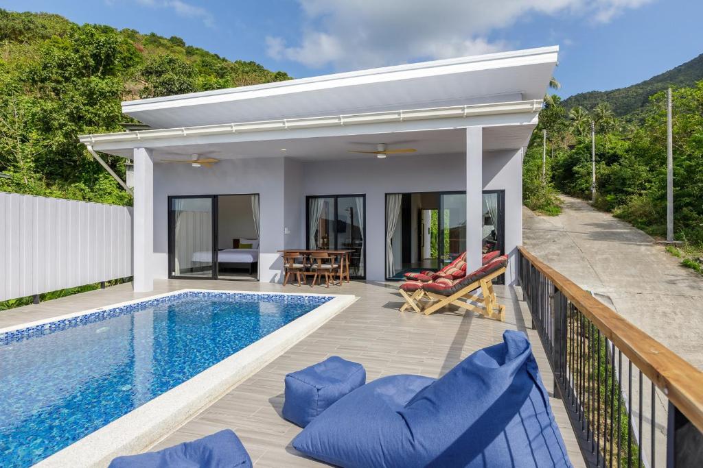 una villa con piscina e una casa di North Seaview 3 Bedrooms villa with private pool a Ban Chalok Lam