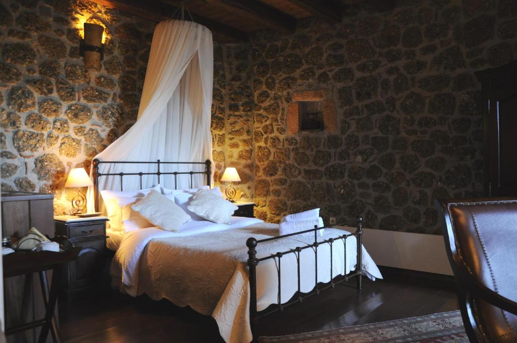 Postel nebo postele na pokoji v ubytování Nymfes Guesthouse