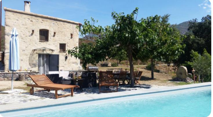 une maison et une piscine à côté d'un bâtiment dans l'établissement La Casetta, à Castifao