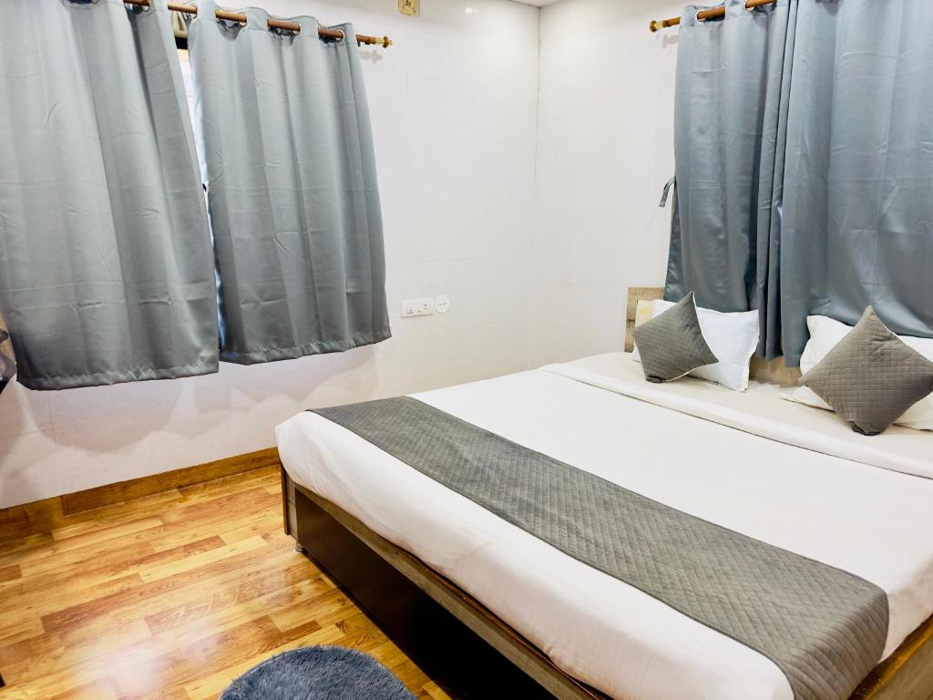 Postel nebo postele na pokoji v ubytování Hi5 Hotel Aryan