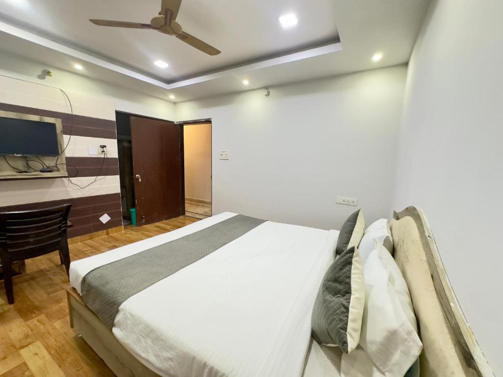 Postel nebo postele na pokoji v ubytování Hi5 Hotel Aryan