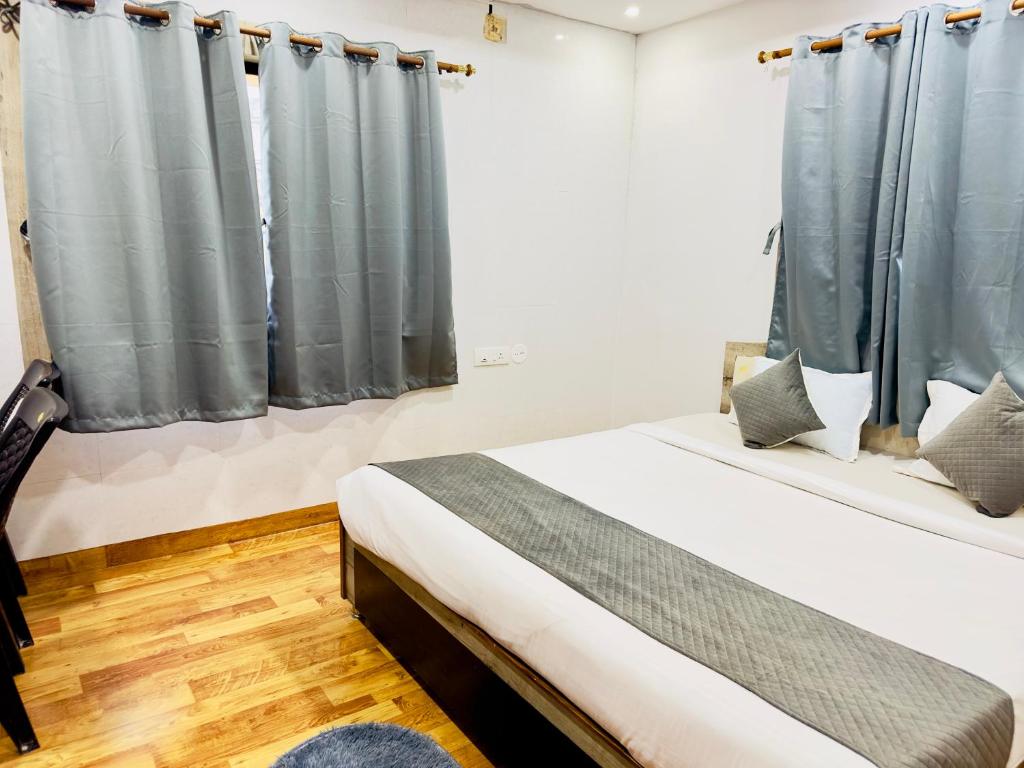 Postel nebo postele na pokoji v ubytování Hi5 Hotel Aryan