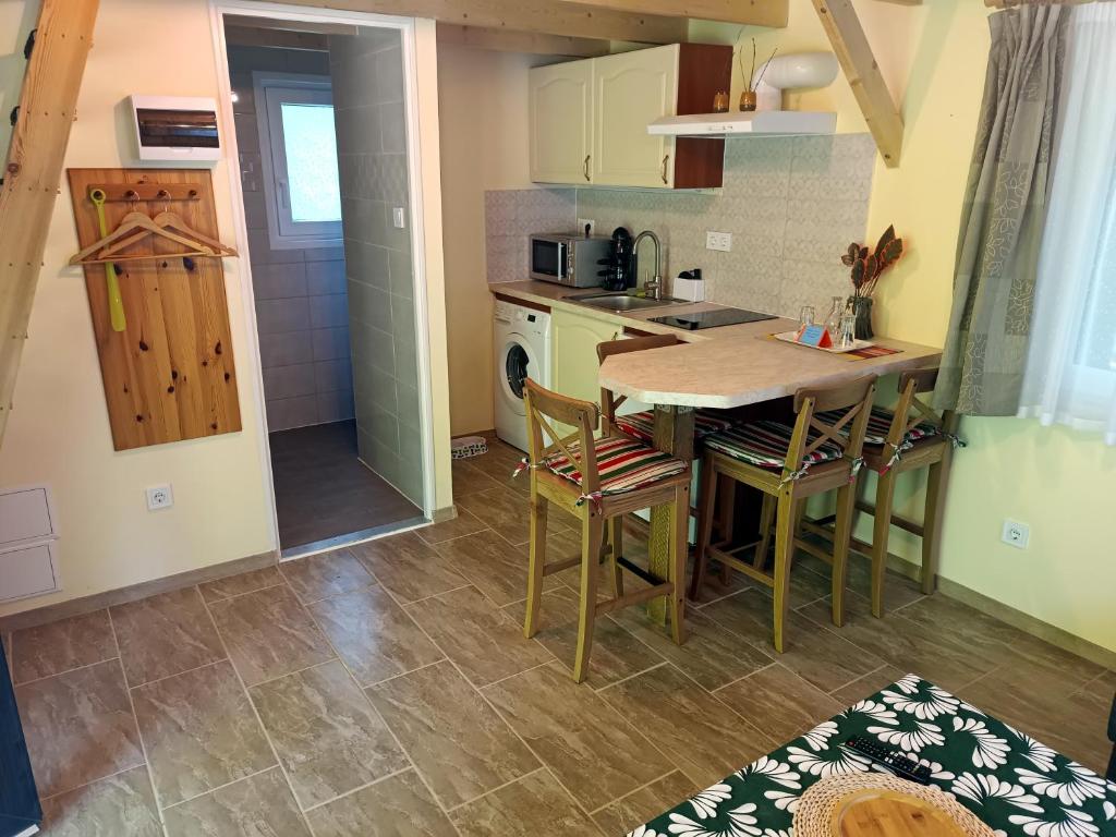 Kuchyň nebo kuchyňský kout v ubytování Mókuska erdőszéli faházikó