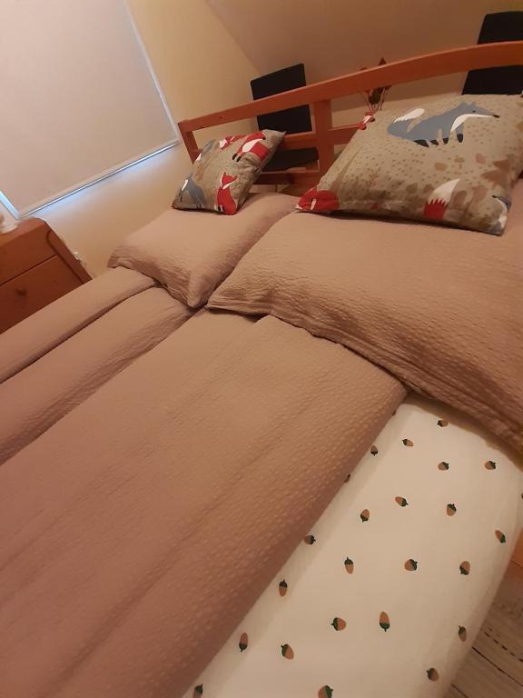 Postel nebo postele na pokoji v ubytování Mókuska erdőszéli faházikó