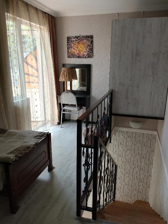 Llit o llits en una habitació de Irakli Guesthouse
