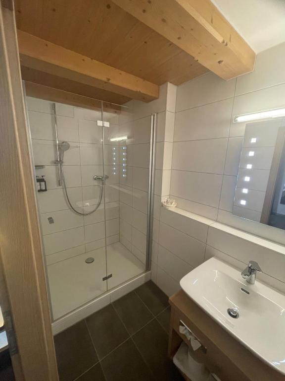 Koupelna v ubytování SL Hotel