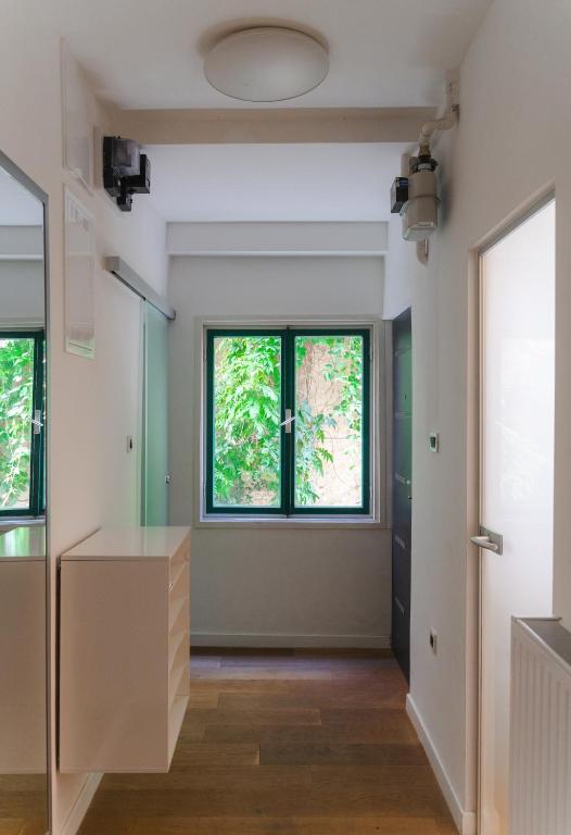 Zdjęcie z galerii obiektu Spacious 1BR-2BA Old-Town Condo w Zagrzebiu
