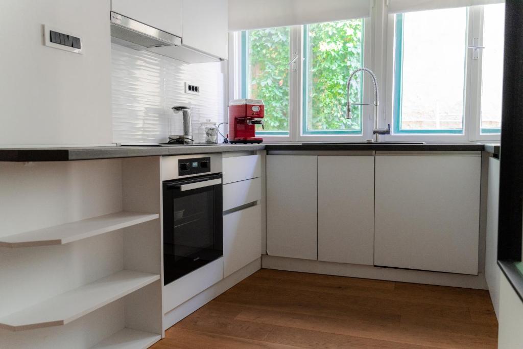 Zdjęcie z galerii obiektu Spacious 1BR-2BA Old-Town Condo w Zagrzebiu