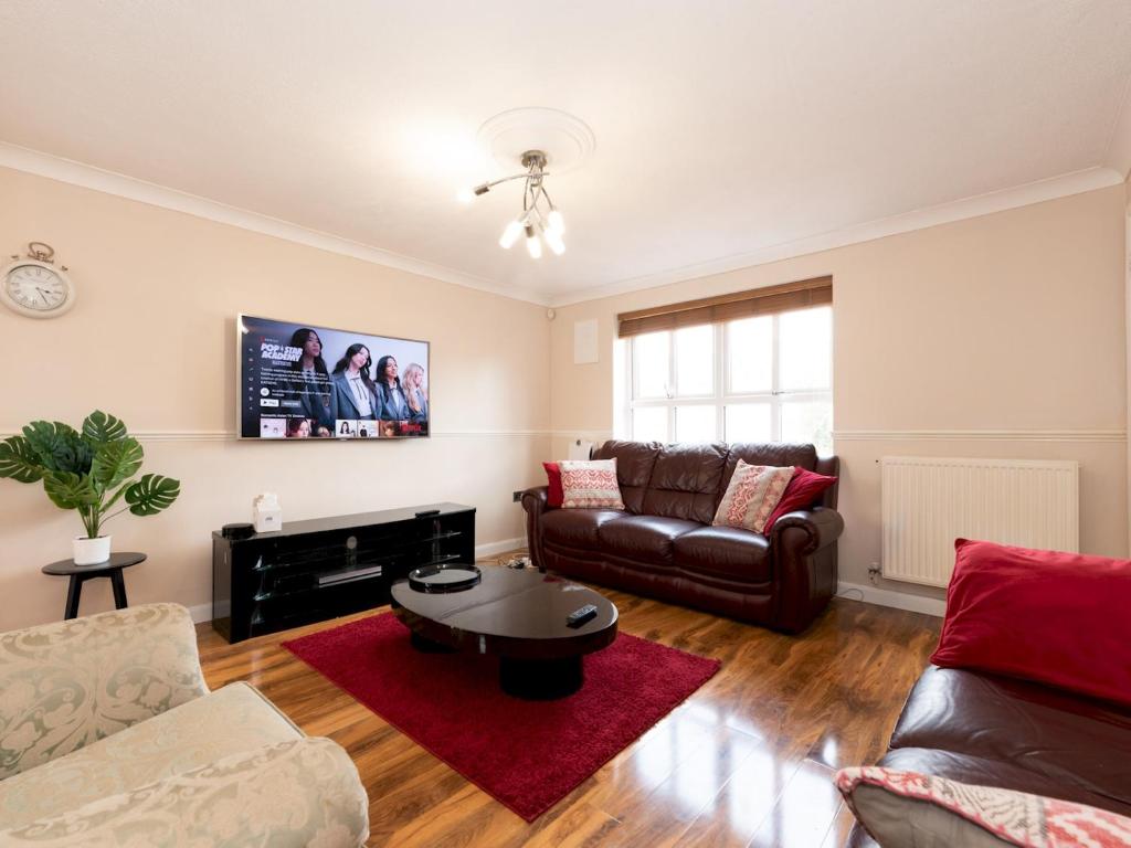 TV a/nebo společenská místnost v ubytování 4 Bed House in Greater London Parking - Pass the Keys