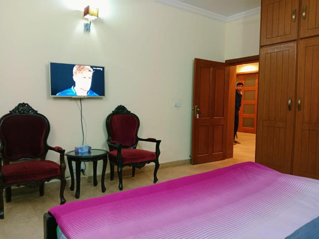 Royal Galaxy Guest House Islamabad - For Families Only - Standard Family Room