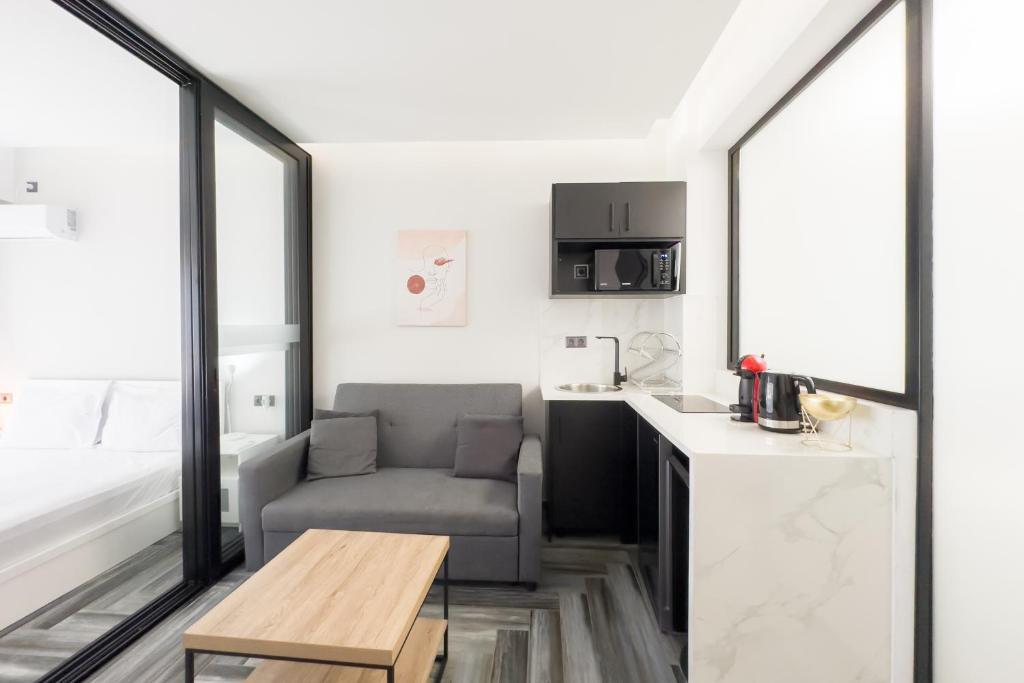 salon z kanapą i stołem w obiekcie Athenian Dream Suite w Atenach