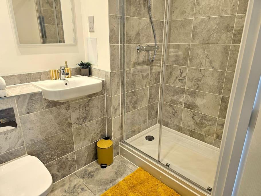 Beautiful 2-bed Apartment in Greenhithe, Bluewater, Free parking space - Hizvo