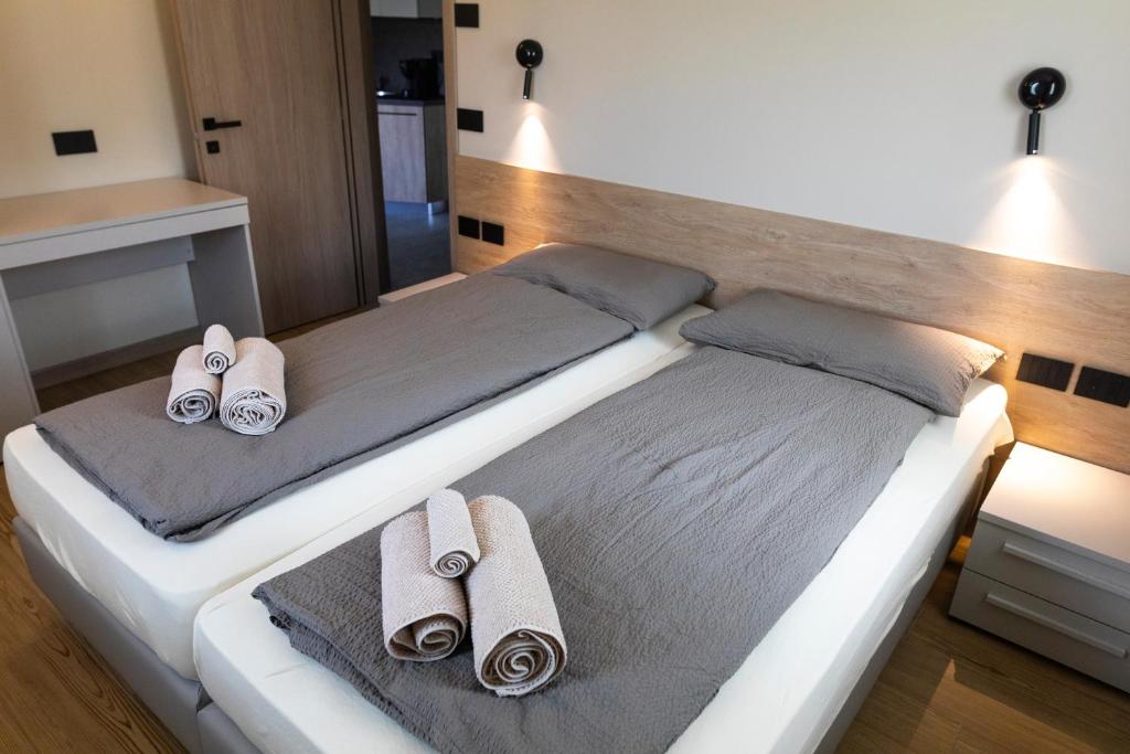 een slaapkamer met een bed met handdoeken erop bij Baita della Valle -Appartamento Bucaneve- in Livigno