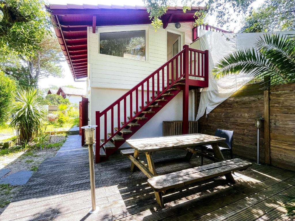 une maison avec un escalier et un banc sur une terrasse dans l'établissement Appartement La Nord - Villas Lake and Sea, à Soorts-Hossegor