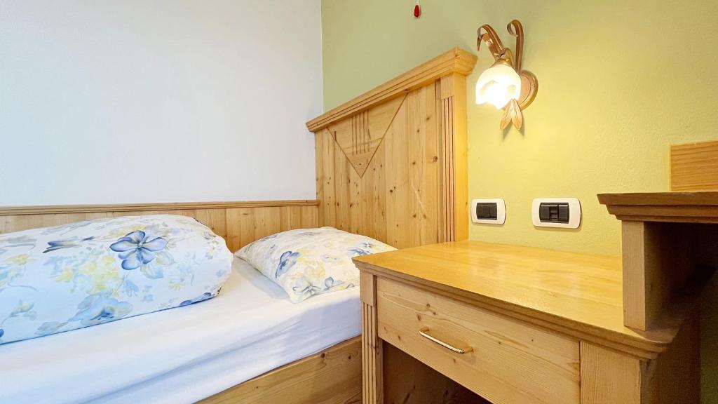 Gasthaus zum Weissen Kreuz - Single Room With Balcony