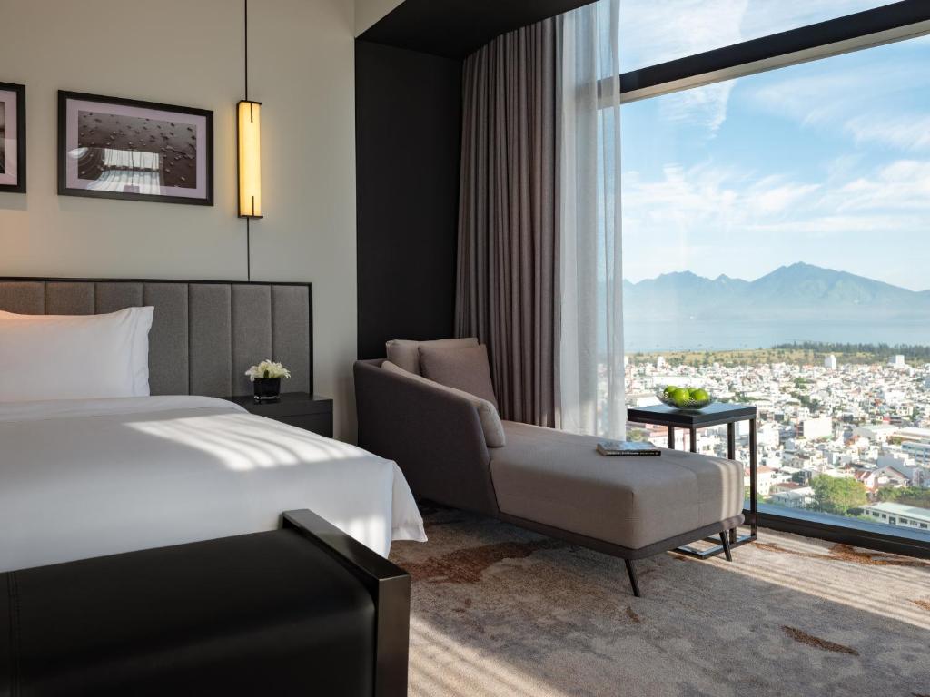1 King Premium River view Lounge Access