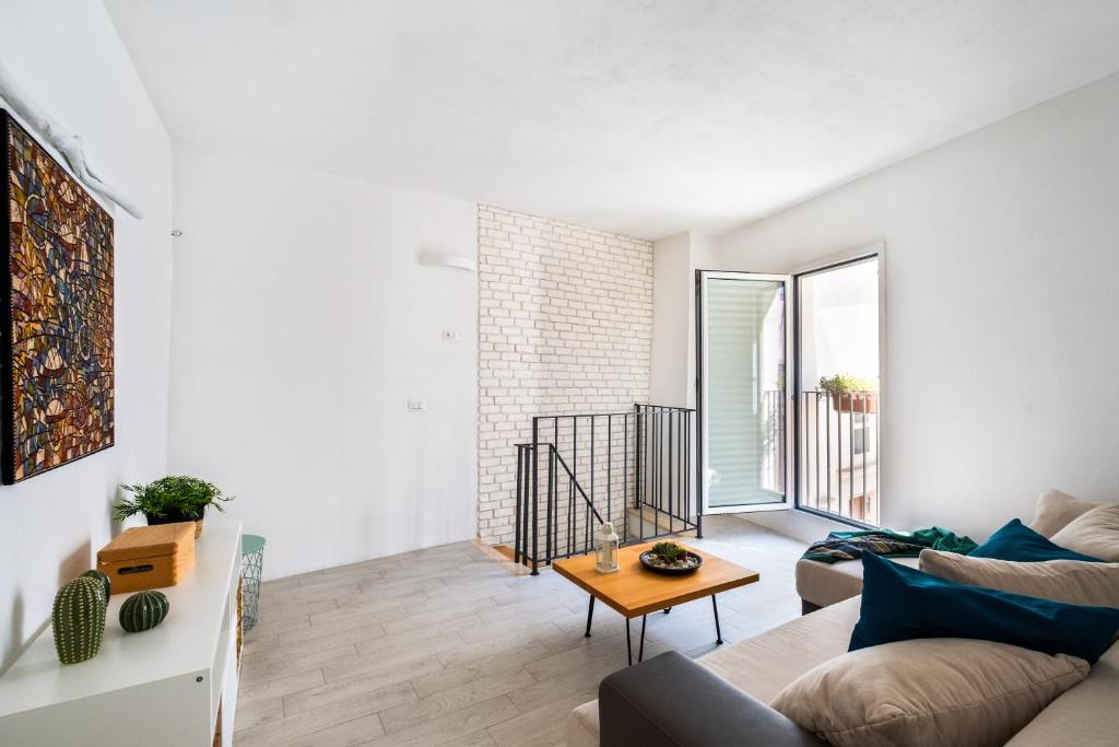 un salon avec un canapé et une table dans l'établissement Leonardò, non solo mare, à Nardò