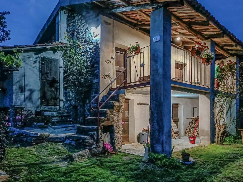 Casa con escalera y balcón en Chalet di montagna in pietra - Val di Chy, en Val di Chy