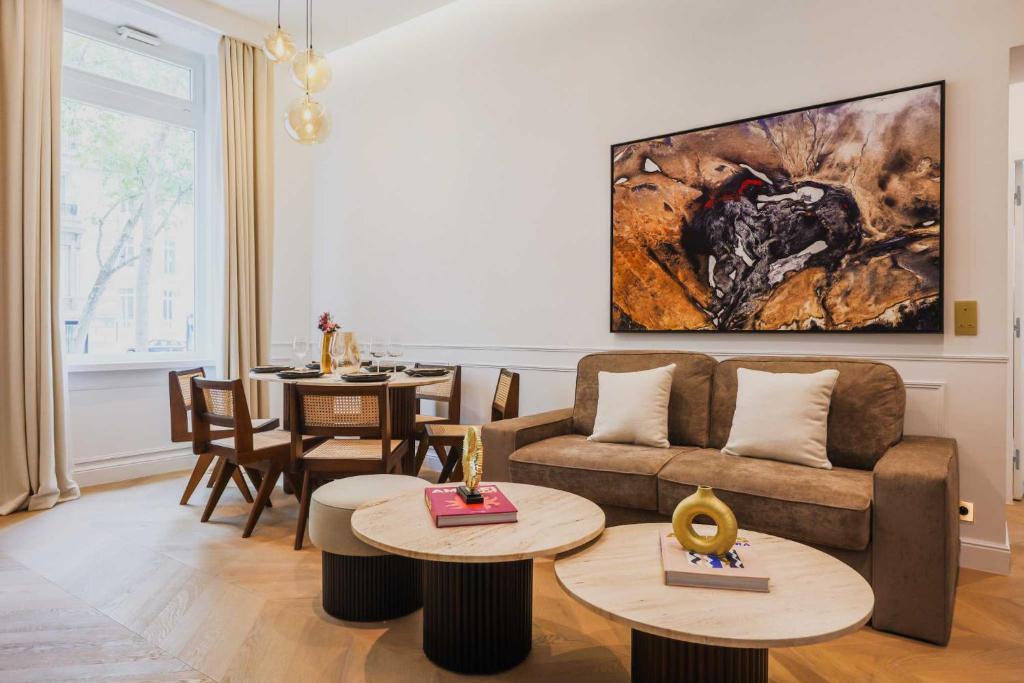 un salon avec un canapé et une table dans l'établissement Charming flat - 2BR- 6P - Arc de Triomphe, à Paris