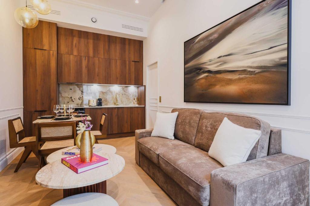un salon avec un canapé et une table dans l'établissement Cosy flat - 1BR- 4P - Arc de Triomphe, à Paris