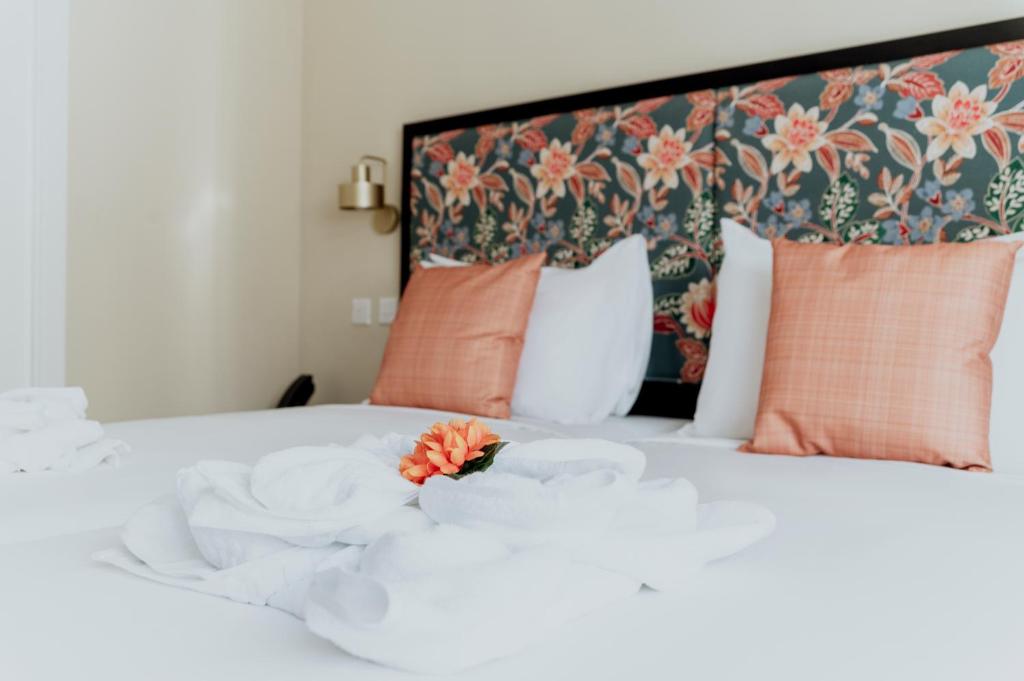 Postel nebo postele na pokoji v ubytování King Charles Hotel
