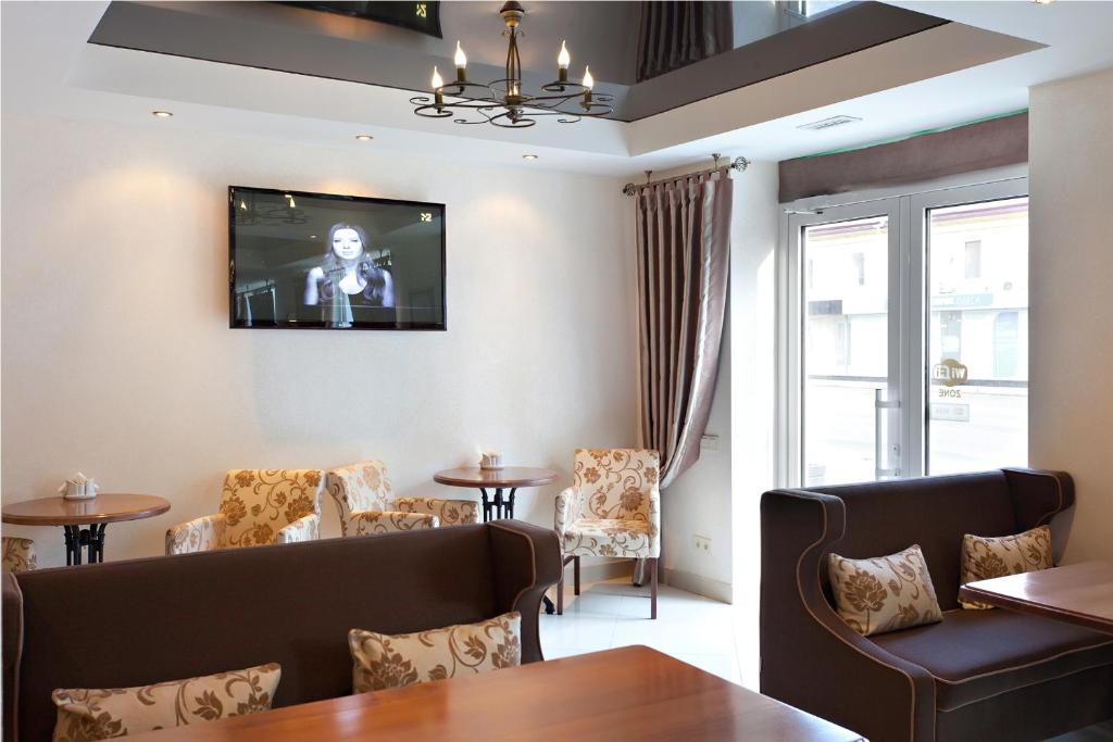 TV a/nebo společenská místnost v ubytování Zenith Hotel