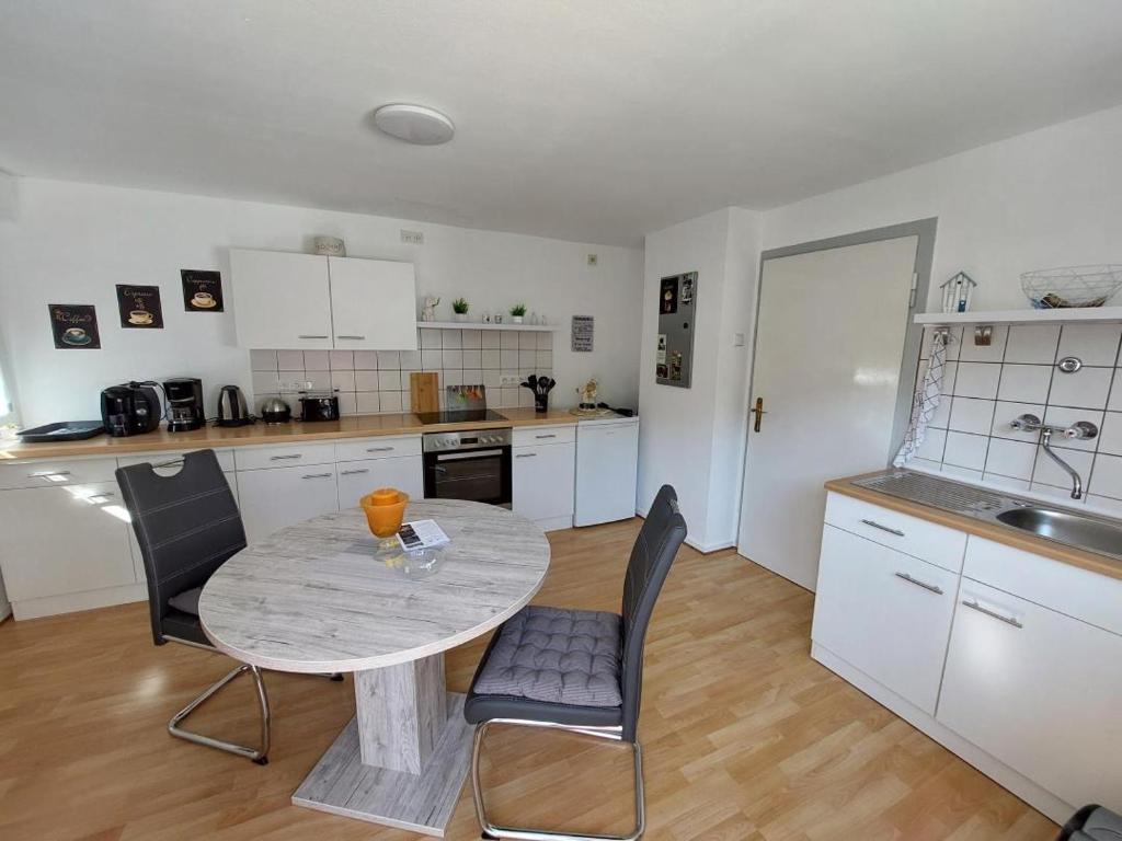 Dapur atau dapur kecil di Ferienwohnung Klärchen mit Balkon