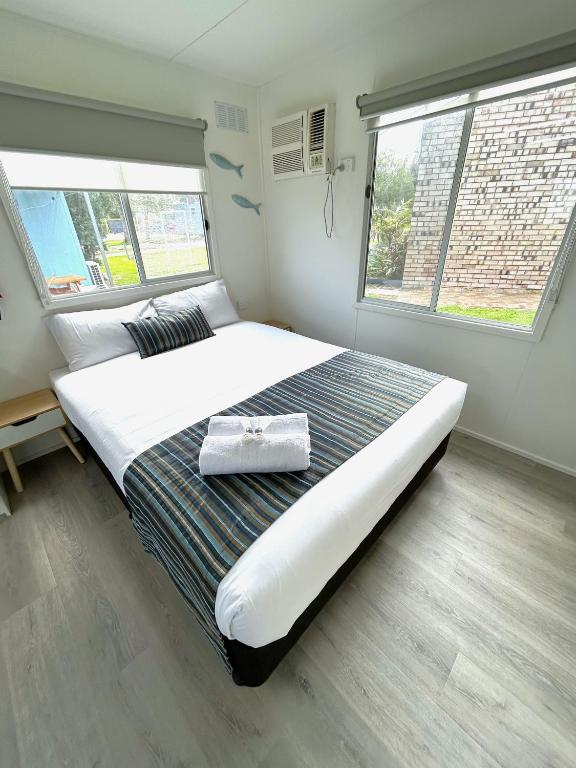 Postel nebo postele na pokoji v ubytování Mandurah Coastal Holiday Park